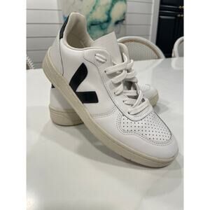BNWOT VEJA V10 Leather Sneakers - US Women’s Size 5 - Extra White/Black